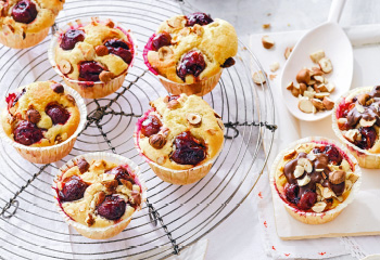 Kirsch-Muffins mit Schokoguss und Haselnüssen Foto: © Janne Peters