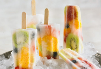 Fruchtiges Gin-Tonic-Eis am Stiel Foto: © StockFood