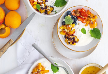 Joghurt-Bowl mit Sommerfrüchten Foto: © Julia Stix