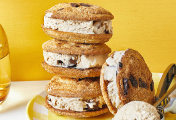 Cookie-Sandwiches mit Erdnuss-Eiscreme Foto: © Kevin Ilse