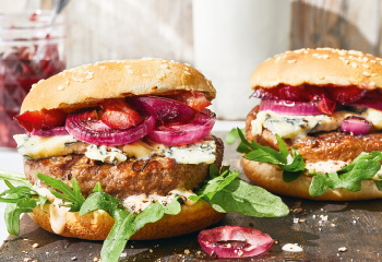 Rinds- & Veggie-Burger mit Blauschimmelkäse und Zwetschkenchutney Foto: © Janne Peters