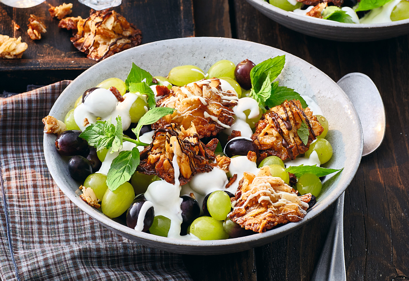 Mandel-Knusperkekse mit Trauben-Fruchtsalat | Frisch Gekocht