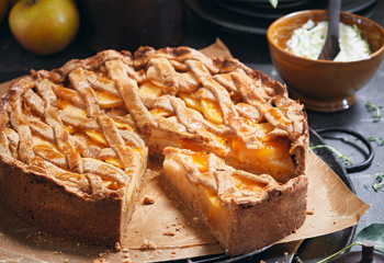 Apfel-Linzer-Torte mit Thymian-Crème-fraîche Foto: © Janne Peters