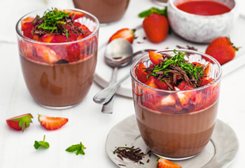 Schoko-Pannacotta mit marinierten Erdbeeren und Minze Foto: © Julia Stix