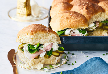Buchtel-Sandwich mit Beinschinken und Ziegenkäse Foto: © Janne Peters