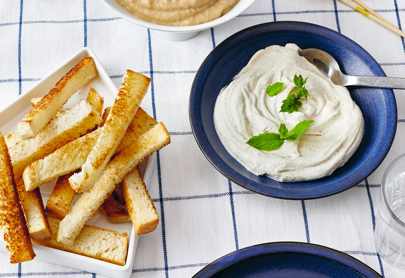 Knusprige Briochesticks mit Vanille-Crème-fraîche und Apfel-Gewürz ...