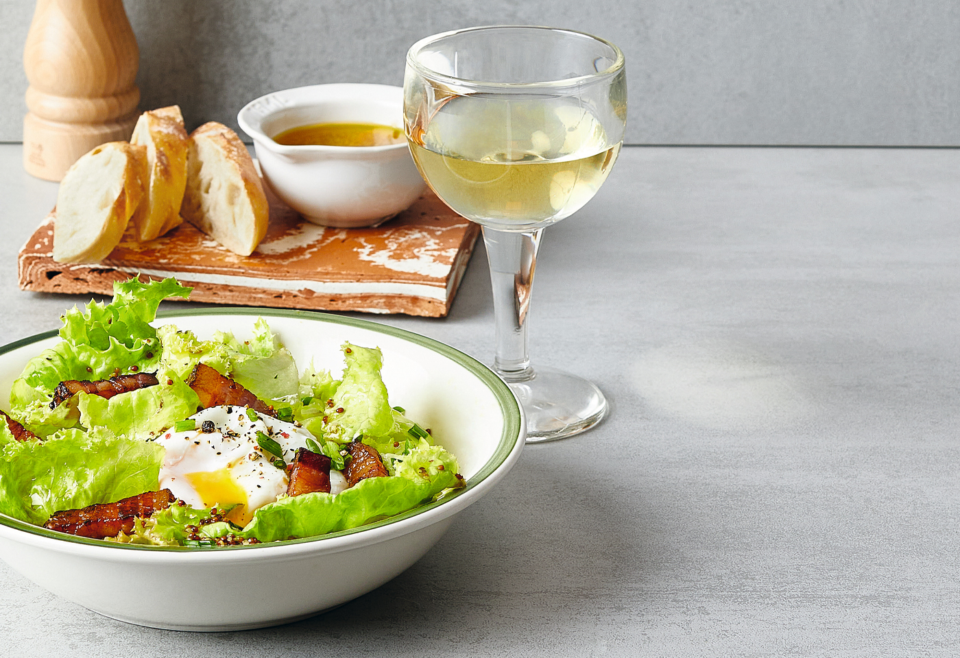Französischer Salat mit Speck (Salade aux Lardons) | Frisch Gekocht