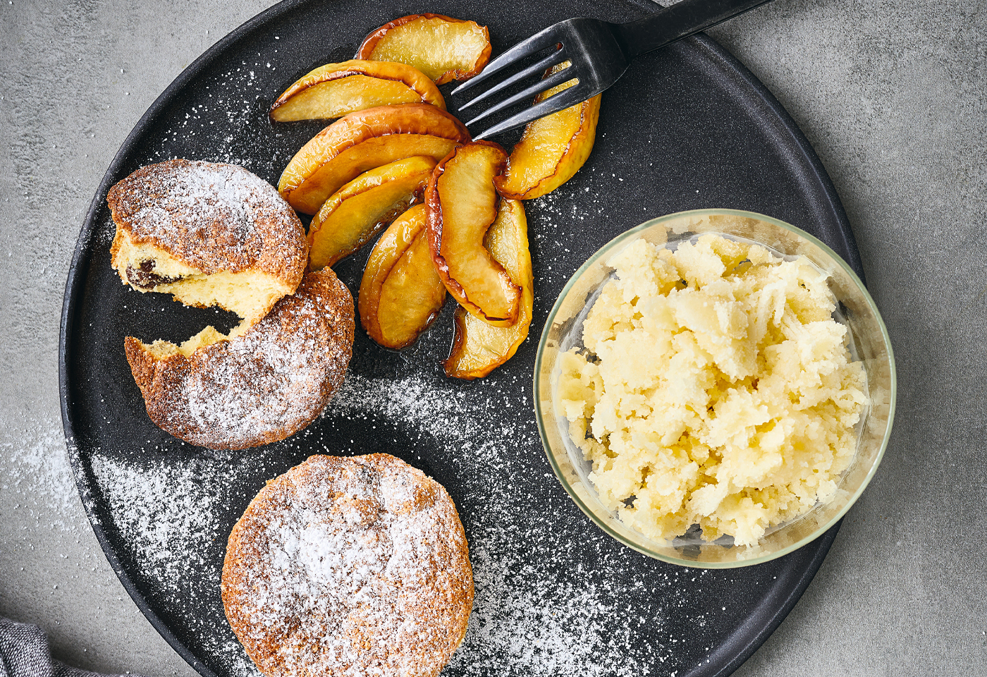 Kaiserschmarren-Muffins mit karamellisierten Apfelspalten und ...