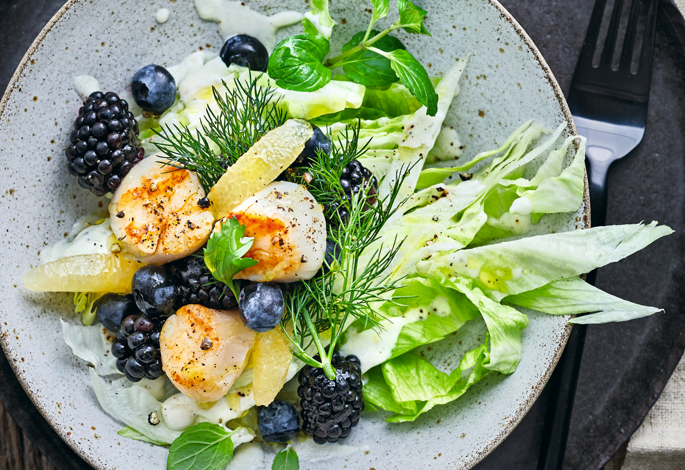 Gegrillte Jakobsmuscheln mit Beeren-Zitronen-Salat | Frisch Gekocht