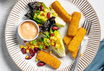 Hendlsticks mit Mais-Bohnen-Salat Foto: © Marian Inhouse-Agentur/Julia Geiter
