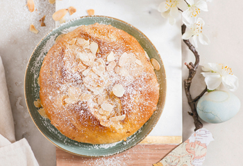 Süßes Osterbrot mit Rosinen und Mandeln Foto: © Stockfood