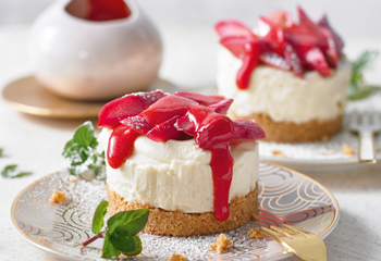 Mini-Cheesecake mit Rhabarber und Himbeercoulis Foto: © Stockfood