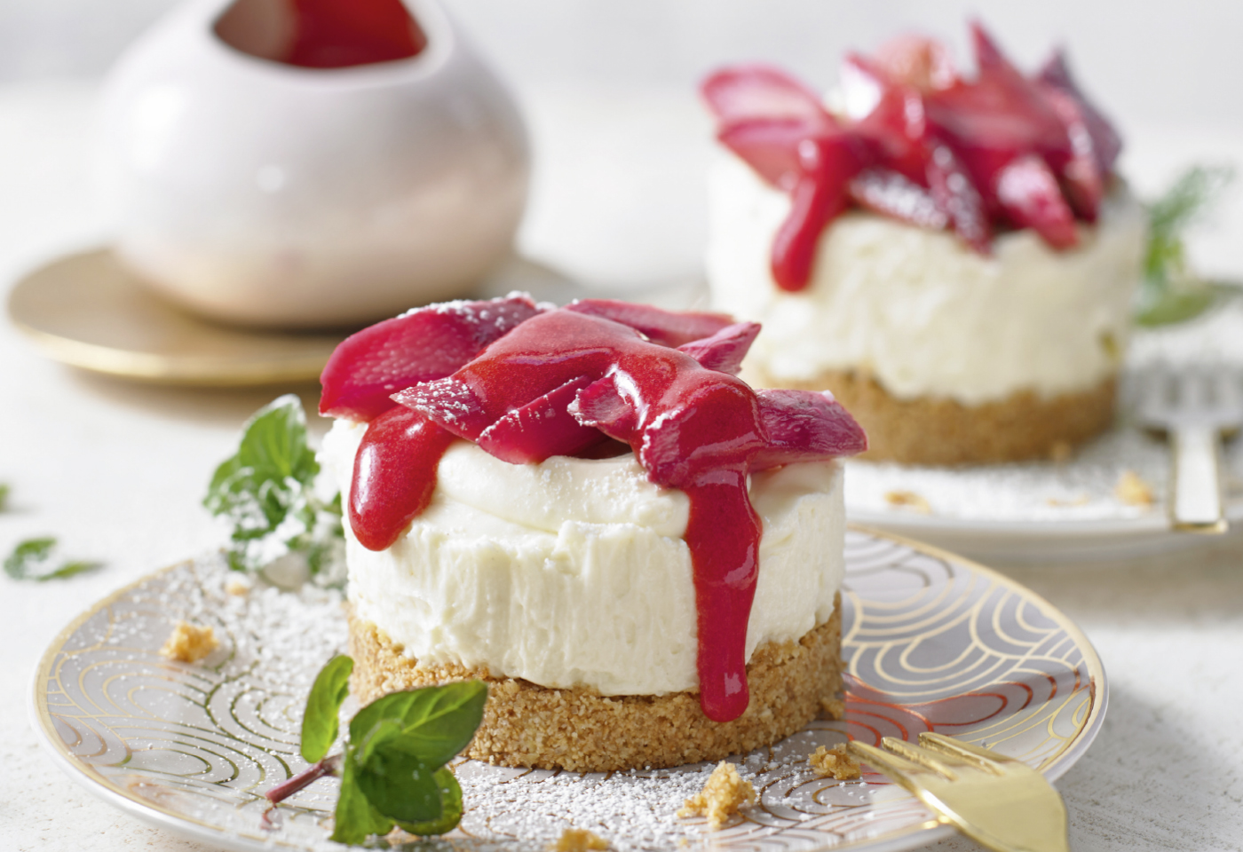 Mini-Cheesecake mit Rhabarber und Himbeercoulis | Frisch Gekocht