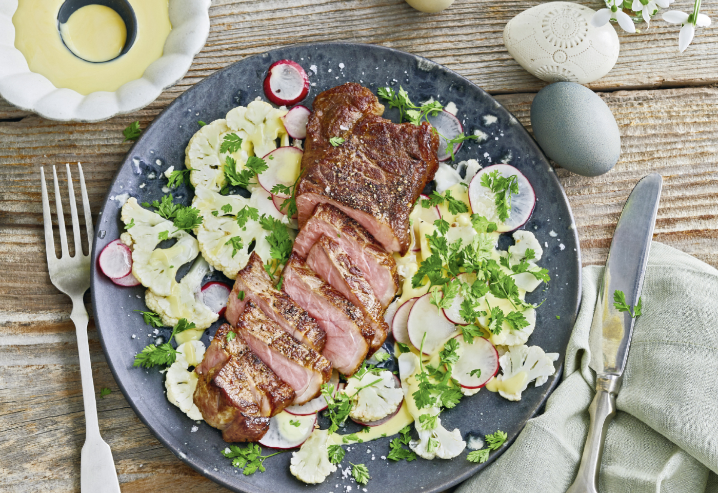 Rostbraten mit Karfiolsalat und Sauce hollandaise | Frisch Gekocht