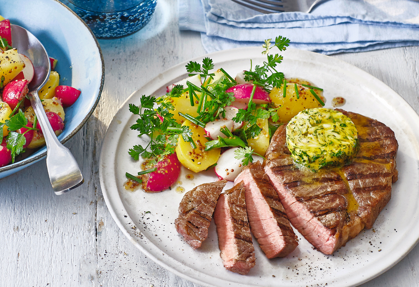 Rib-Eye-Steaks mit Kräuterbutter und Erdäpfel-Radieschen-Salat | Frisch ...