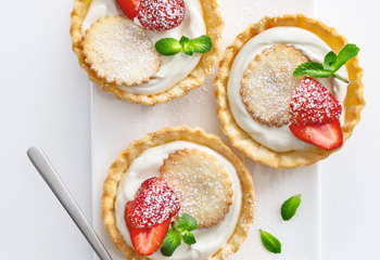 Zitronen-Tartelettes mit Erdbeeren Foto: © Stockfood