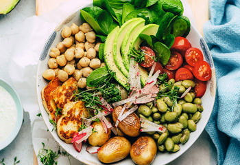 Bunte Salatbowl mit Kichererbsen, Erdäpfeln und Halloumi Foto: © Stockfood
