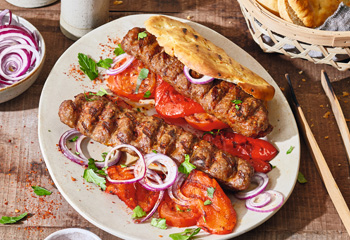 Adana-Kebab mit Pitabrot Foto: © Janne Peters