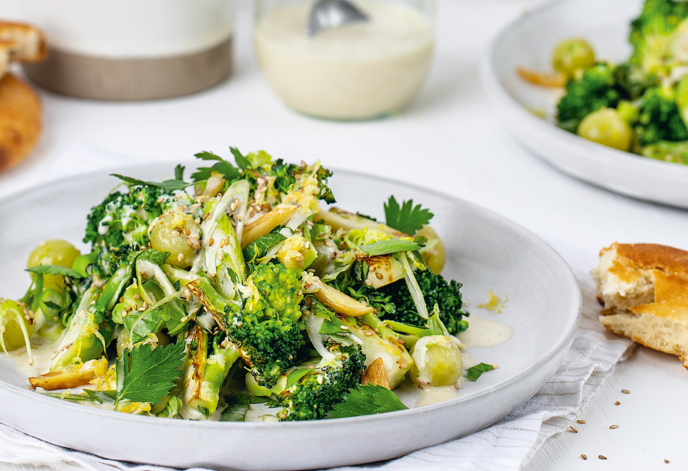 Brokkoli-Stachelbeer-Salat mit Sesammarinade und Pitabrot | Frisch Gekocht