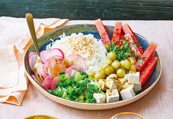 Lauwarme Sommer-Bowl mit Gemüse, Sommerobst und Tofu Foto: © Julia Hoersch