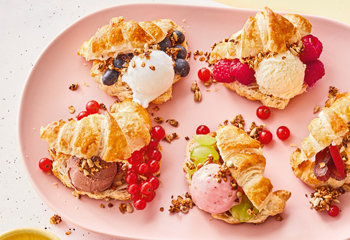 Fruchtige Eis-Croissants mit Crunch-Topping Foto: © Janne Peters