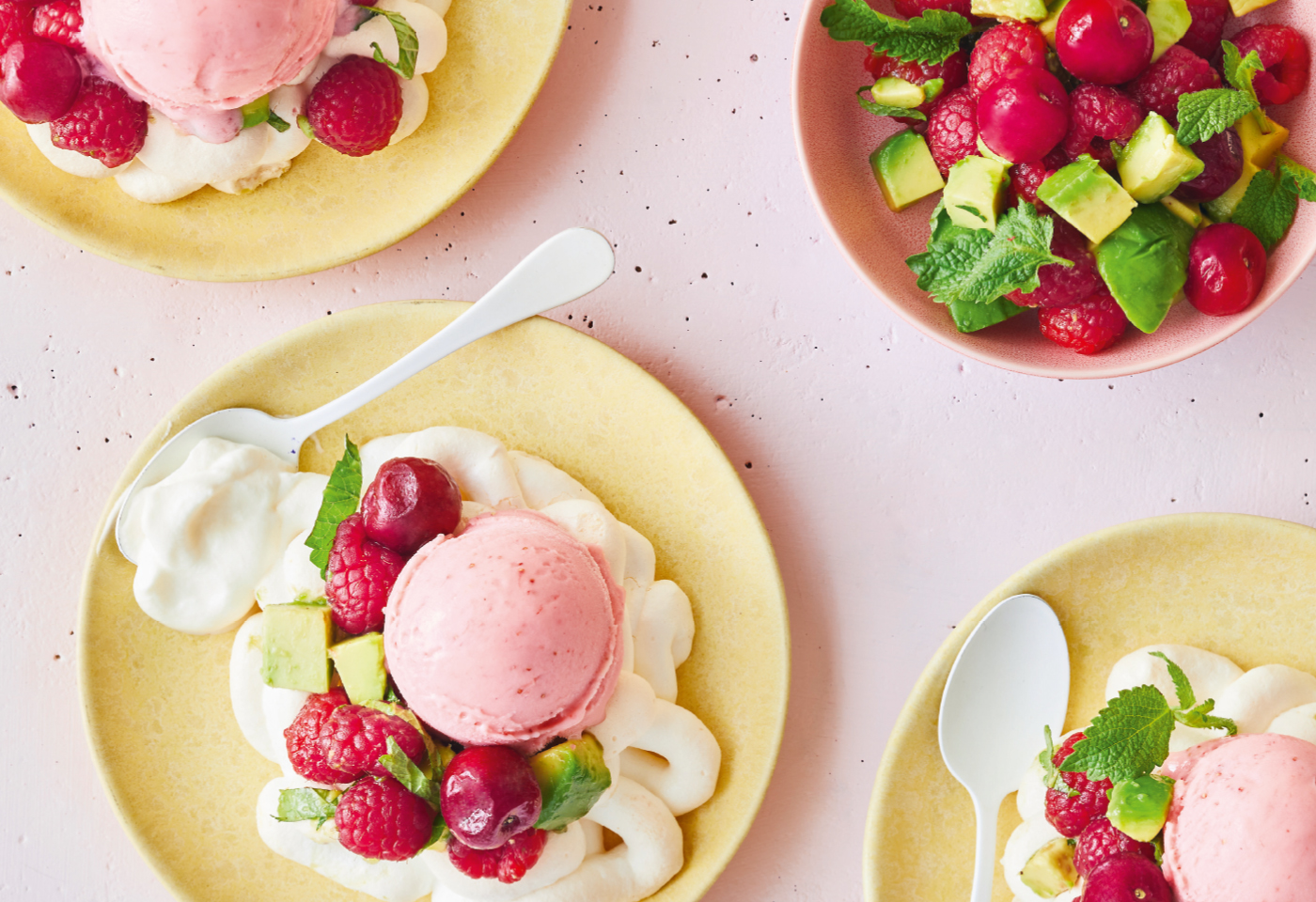 Mini-Pavlova mit Erdbeereis und Avocado-Obst-Salat | Frisch Gekocht