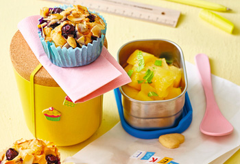 Heidelbeer-Käse-Muffin-Jausenbox mit Ananas und Butterkeksherzen Foto: © Julia Hoersch