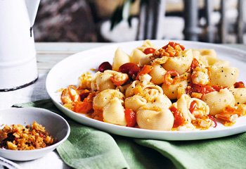 Pasta-Muscheln mit Garnelen und Cherrytomaten Foto: © Stockfood