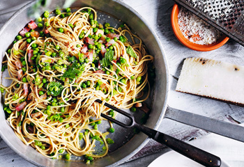 Spaghetti mit Erbsen und Speck Foto: © Stockfood