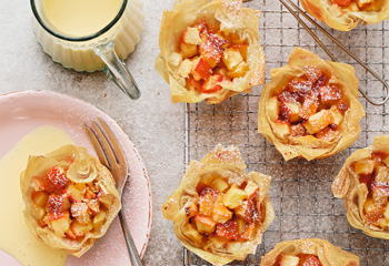 Apfelstrudel-Muffins mit Vanillesauce Foto: © Stockfood