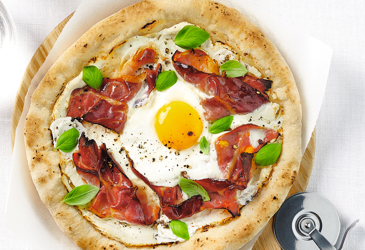 Pizza bianca mit Schinkenspeck und Ei | Frisch Gekocht