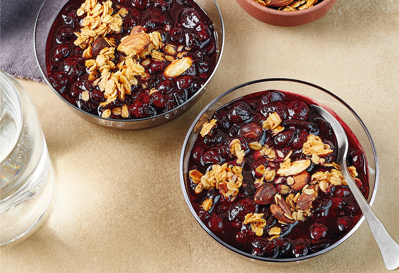 Beerengrütze mit Hafer-Nuss-Granola | Frisch Gekocht