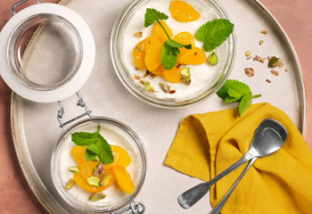 Kokos-Grießpudding mit Mandarinen und Pistazien Foto: © Julia Geiter