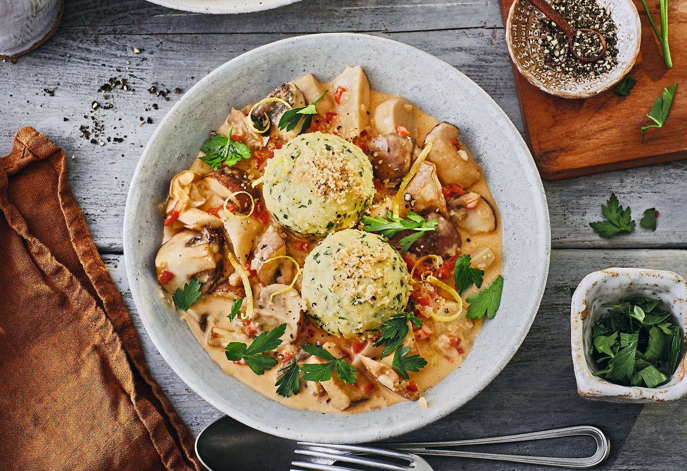 Schwammerlgulasch mit Petersilien-Bröselknödeln | Frisch Gekocht