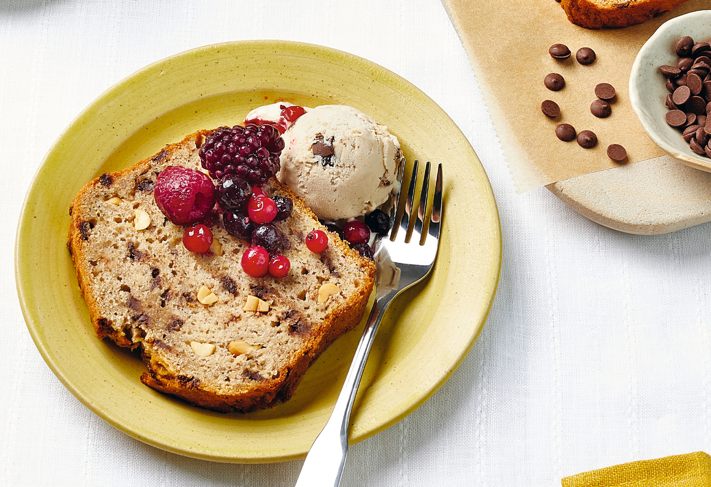 Bananenbrot mit Erdnüssen und warmen Beeren | Frisch Gekocht