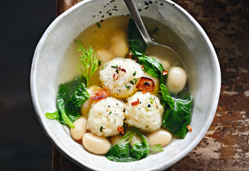 Klare Suppe mit Bohnen und Reisbällchen Foto: © StockFood