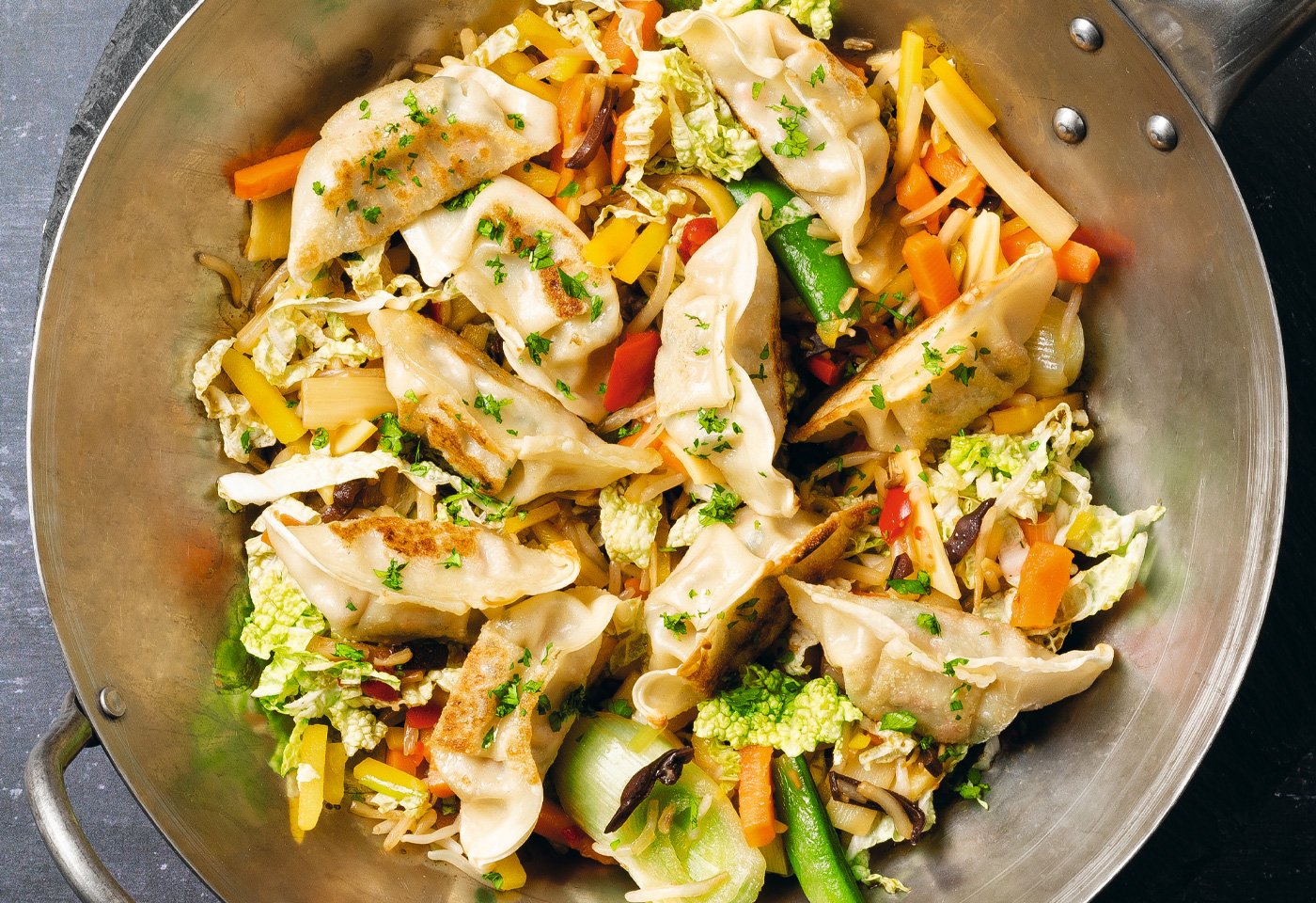 Gebratene Gyozas auf Wokgemüse | Frisch Gekocht