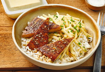 Gegrillter Tofu mit Kohlrabirohkost und Reis Foto: © Kevin Ilse