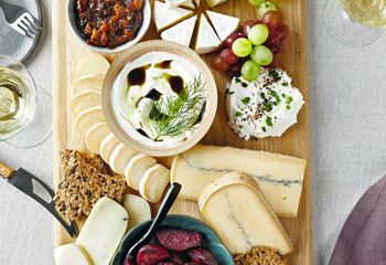 Käse-Board mit Honiggemüse, Trockenfrüchtemarmelade und Knäckebrot Foto: © Kevin Ilse