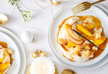 Apfelpunschcreme mit Mango und Pandoro-Crunch Foto: © Janne Peters