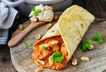 Cremiges Erdnuss-Hendl-Curry mit Tortilla Foto: © StockFood