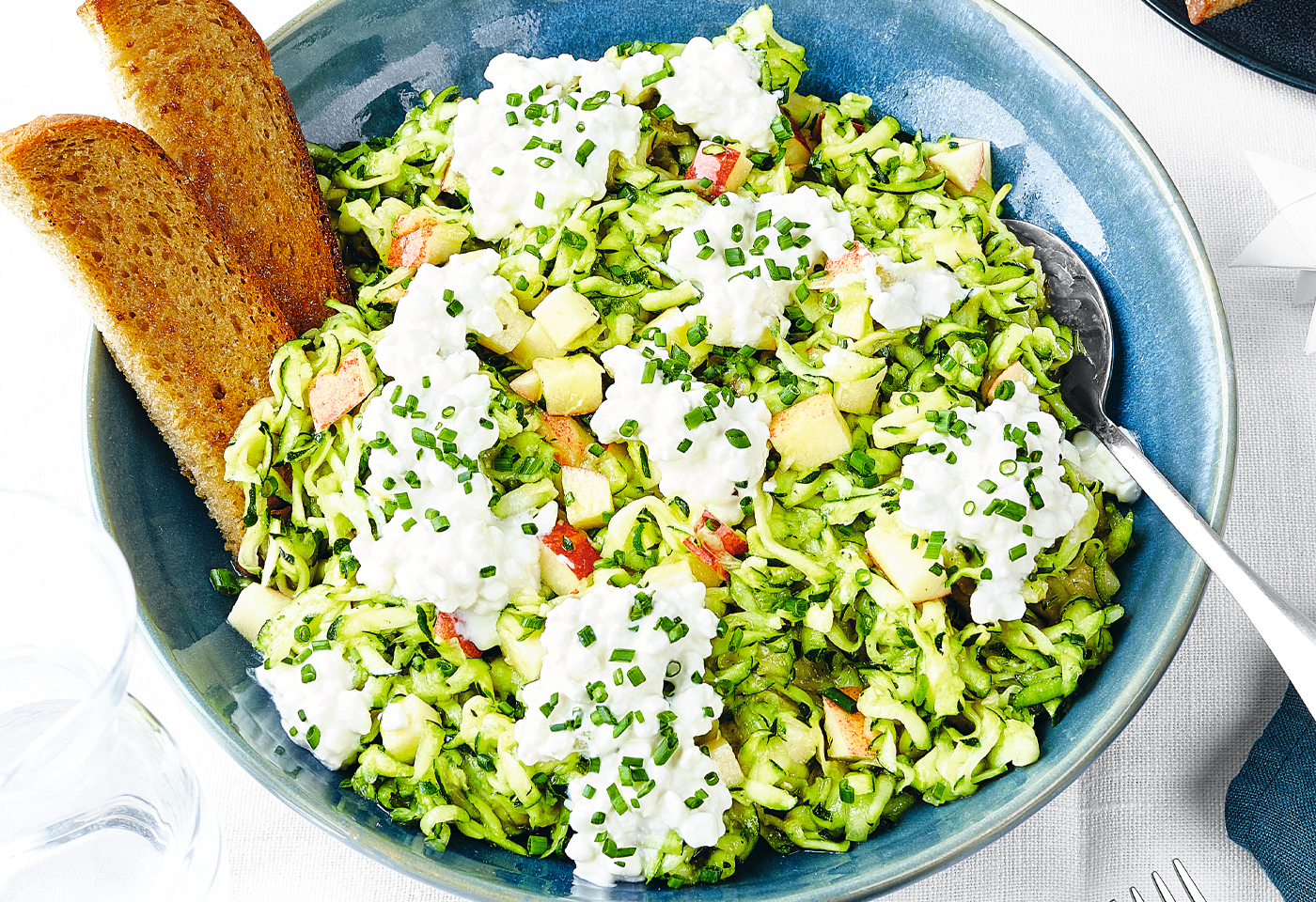 Zucchini-Apfel-Salat mit Hüttenkäse | Frisch Gekocht