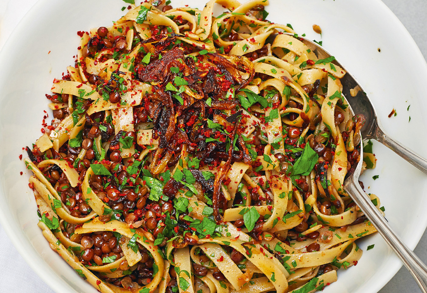Linsen mit Nudeln und karamellisierten Zwiebeln | Frisch Gekocht