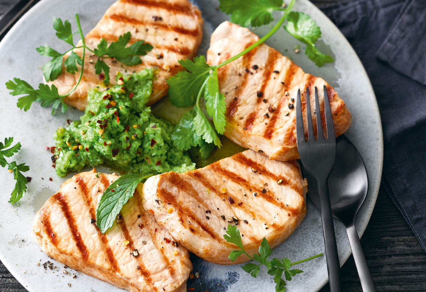 Kurzgebratenes Karreesteak mit Paprika-Kräuter-Salsa und lauwarmen ...