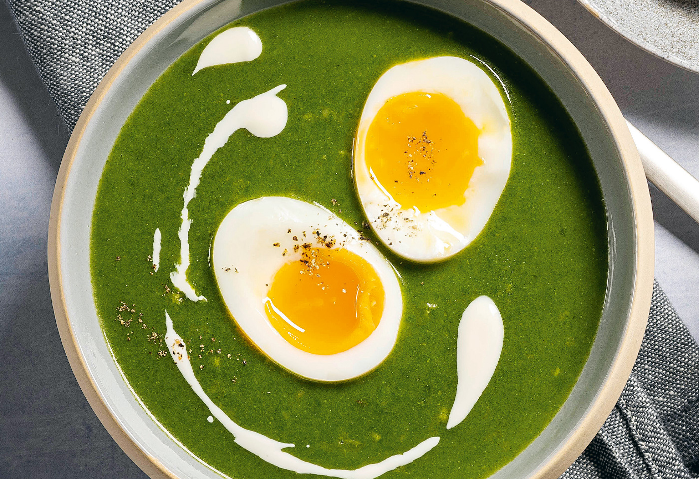 Spinat-Pilzcremesuppe mit wachsweichem Ei und Roggenbrot | Frisch Gekocht