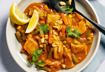 Gemüse-Fisch-Curry mit Erdnüssen Foto: © Julia Geiter/Marian Inhouse-Agentur
