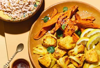 Curryhuhn auf indische Art mit Süßkartoffelwedges und Zimtreis Foto: © Janne Peters