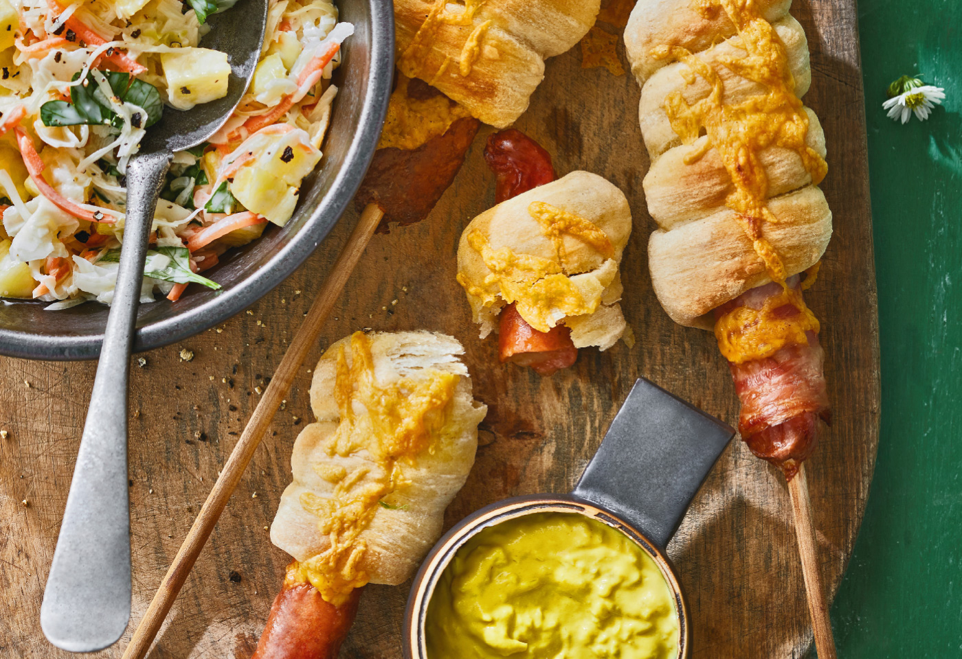 Grilltrio-Stockbrot-Hotdogs mit Ananas-Coleslaw | Frisch Gekocht