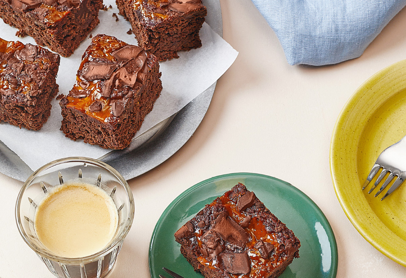 Double-Chocolate-Bohnen-Brownies mit Mango-Maracuja-Marmelade | Frisch ...