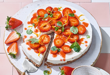 No-bake-Cheesecake mit Erdbeeren Foto: © Janne Peters